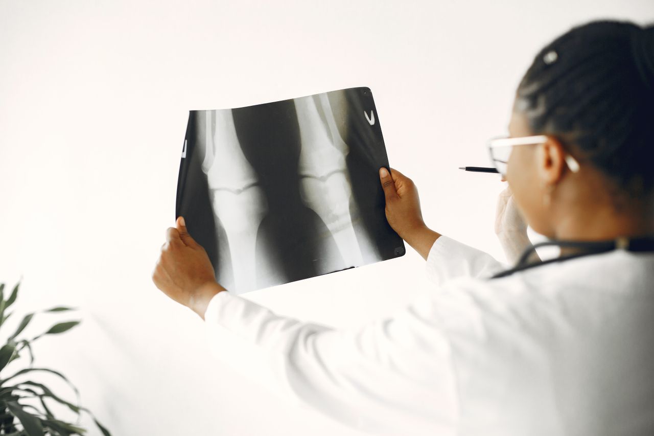 Mastering the First Impression: Your intriguing post title goes here A doctor closely examining a patient's knee X-ray for orthopedic evaluation.